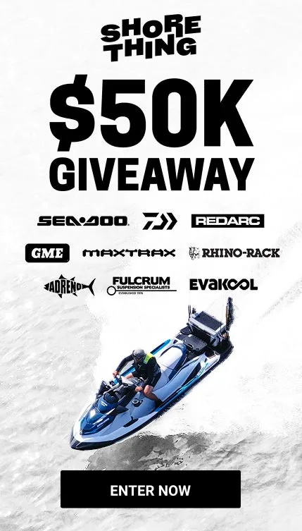 Jet ski en pleine mer, promotion avec logos de partenaires et texte