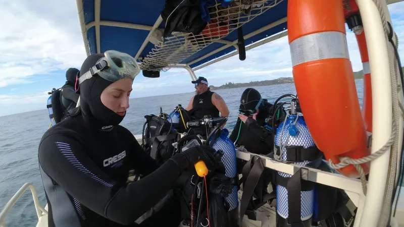 Plongeurs sur un bateau se préparent pour une immersion en mer