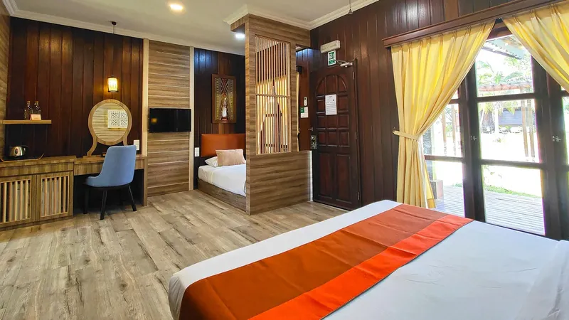 Chambre d'hôtel avec lits, bureau, décoration en bois et lumière naturelle