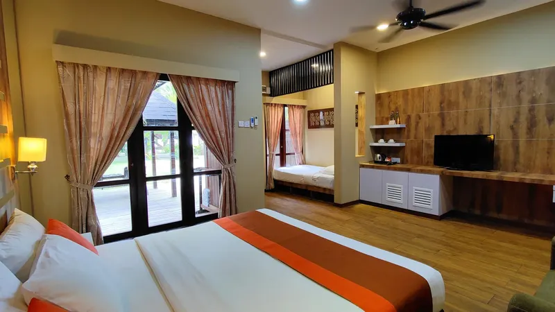 Chambre d'hôtel spacieuse avec lit double et espace détente séparé