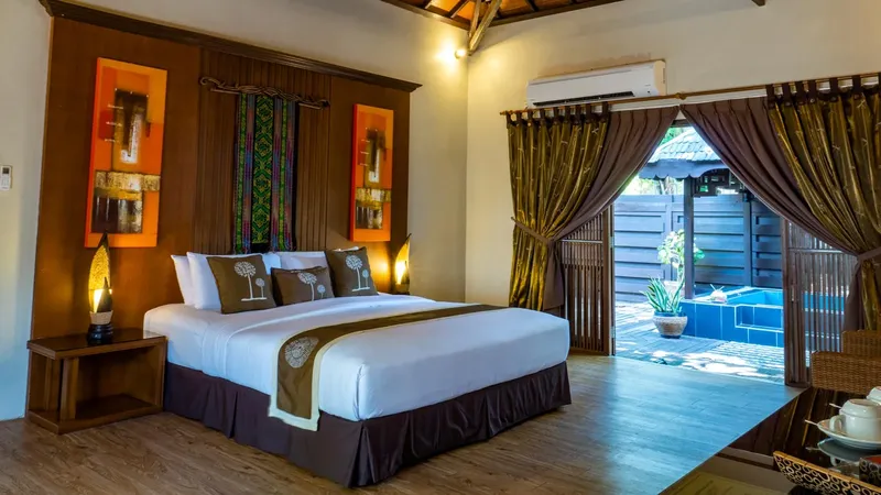 Chambre d'hôtel luxueuse avec lit king size et accès à une piscine