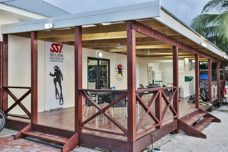 Façade d'un centre de plongée avec logo SSI et équipement visible