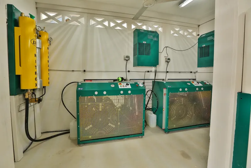 Atelier de compression avec bouteilles, compresseurs et un réservoir Nitrox jaune