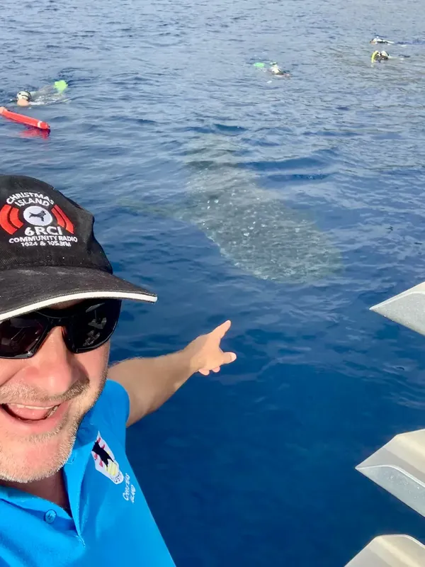 Plongeur souriant se filme avec une caméra sous-marine en mer