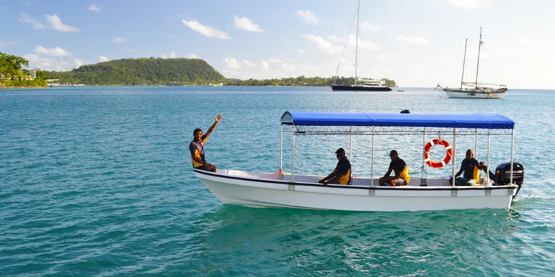 Quatre personnes à bord d'un bateau naviguant sur une mer turquoise