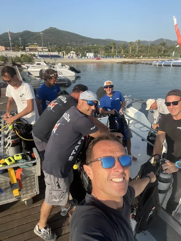 Groupe de plongeurs préparant l'embarquement sur un bateau à quai
