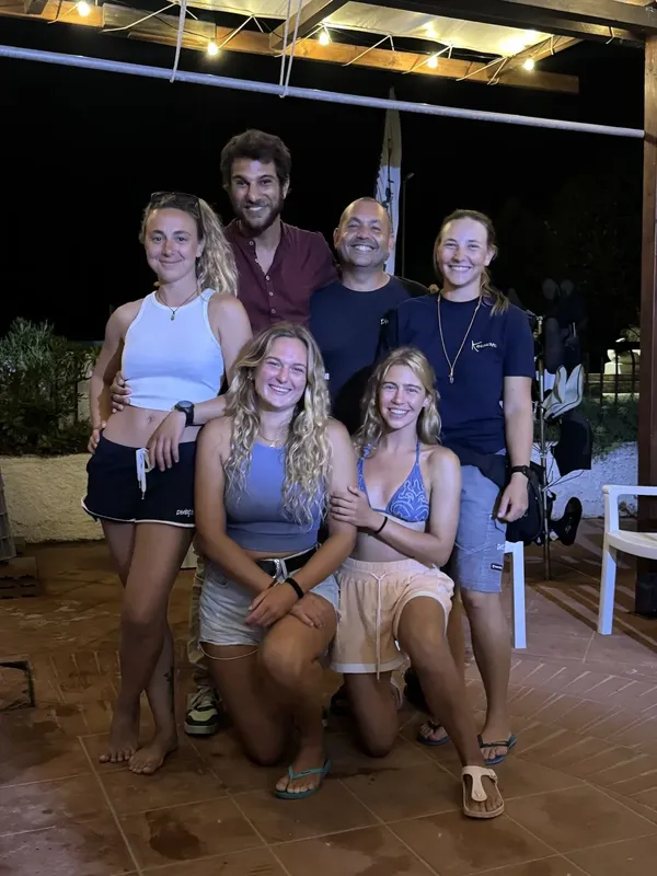 Groupe de six personnes souriantes posant pour une photo en extérieur