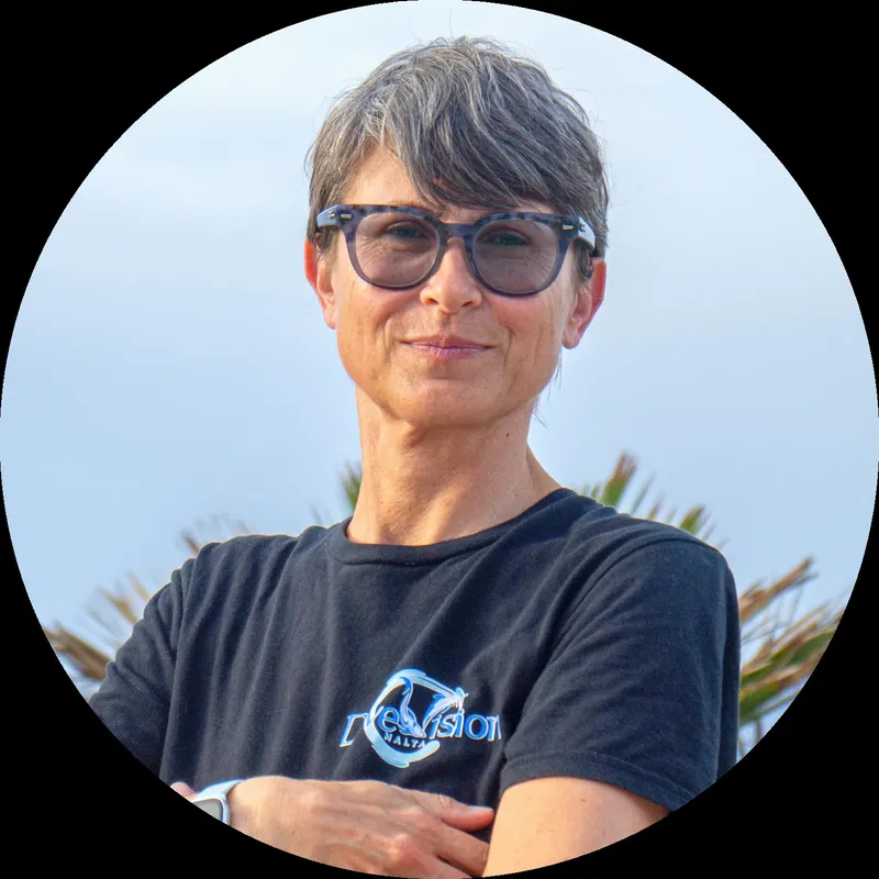 Portrait d'une femme souriante avec des lunettes et un t-shirt