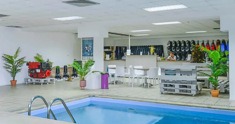 Intérieur d'un centre de plongée avec piscine, matériel et personnes