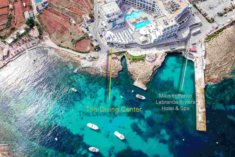 Vue aérienne d'un centre de plongée avec accès mer et hôtel