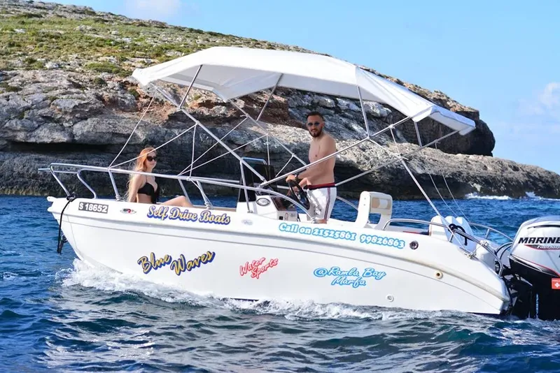 Deux personnes naviguent sur un bateau rapide en mer turquoise