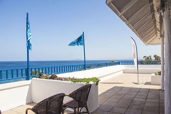 Terrasse avec vue sur la mer, drapeaux et mobilier extérieur