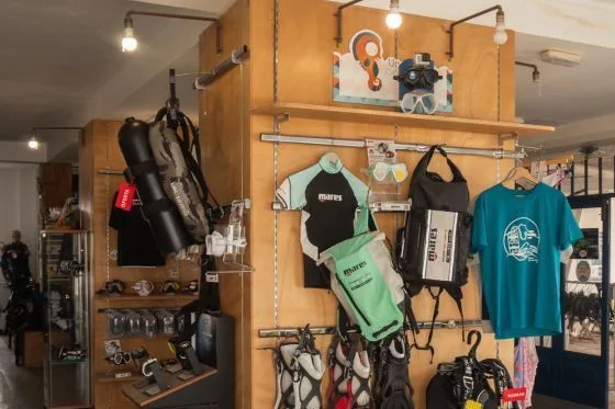Equipement de plongée exposé dans un magasin, gilets, masques, combinaisons