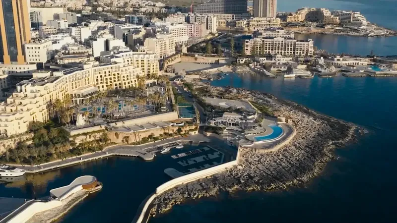Vue aérienne d'un port de plaisance avec des bâtiments et bateaux