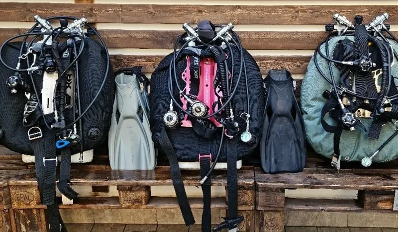 Equipements de plongée complets alignés sur une palette en bois