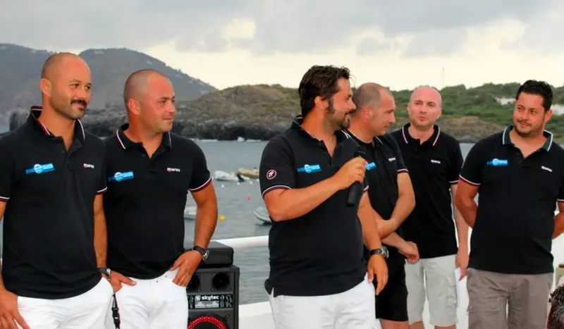 Groupe d'hommes sur un bateau, explication avant une sortie plongée