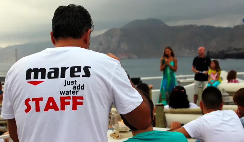 Dos d'un homme avec un t-shirt Mares, groupe de personnes en arrière-plan