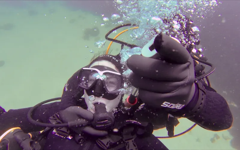 Plongeur avec masque et détendeur, bulles d'air, vue sous-marine