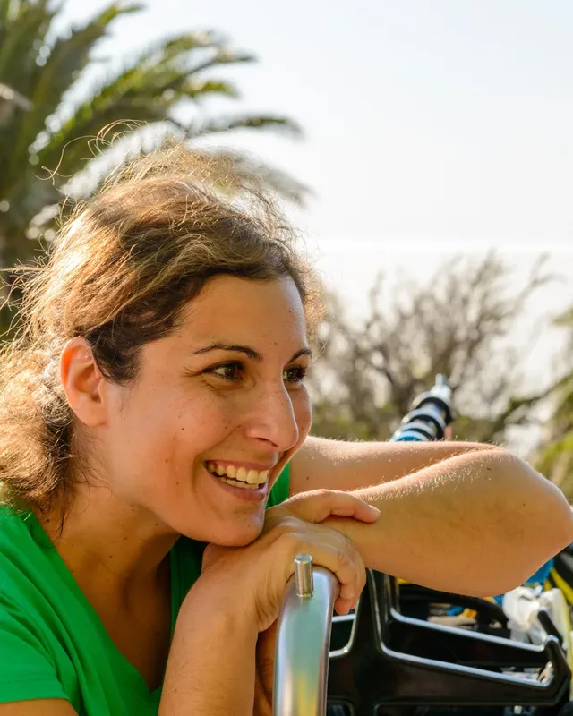 Femme souriante, regardant au loin, avec équipement de plongée flou