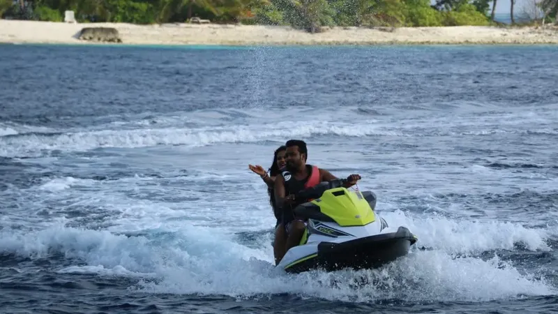 Deux personnes s'amusent sur un jet ski en pleine mer