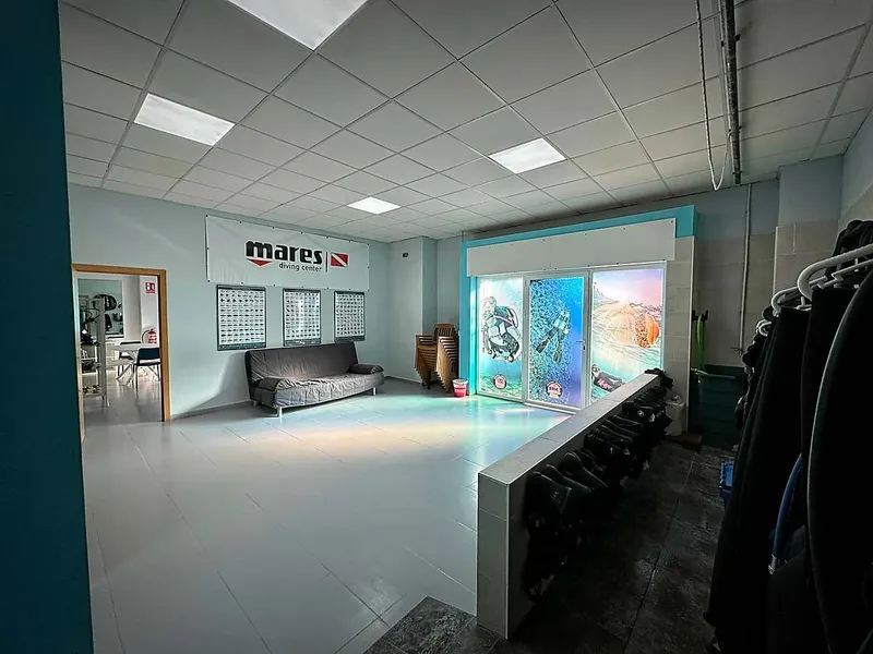 Salle d'attente d'un centre de plongée avec équipement et décoration marine