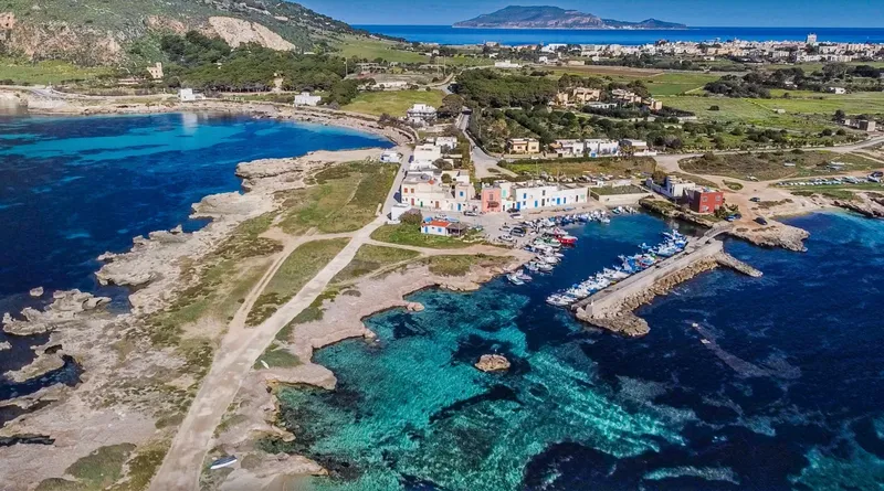 Vue aérienne d'un port de plaisance avec des bâtiments et bateaux