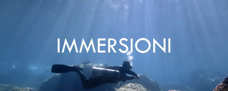 Plongeur en immersion, rayons de soleil, ambiance bleue, texte 'IMMERSIONI'