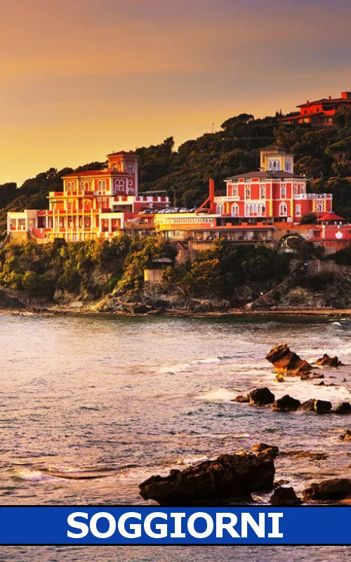 Vue d'un bâtiment coloré au bord de mer au coucher du soleil
