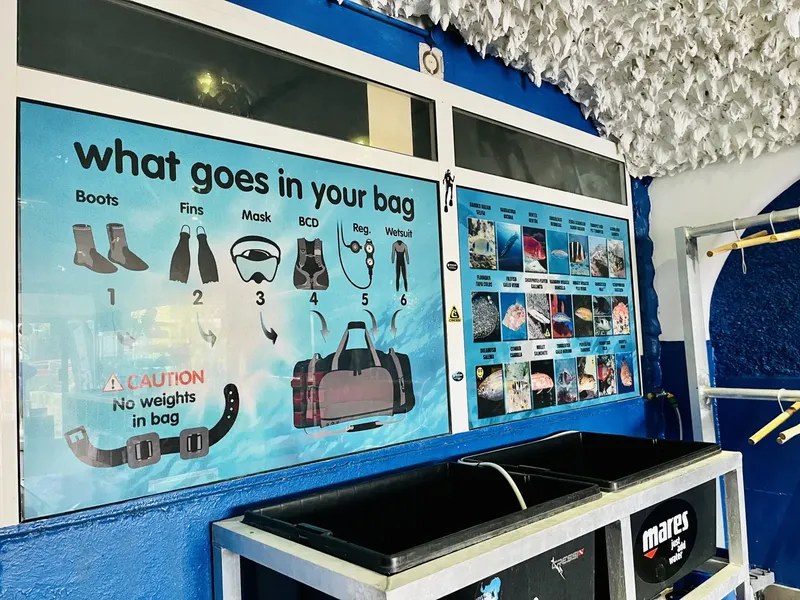 Affiche illustrant l'équipement de plongée à mettre dans un sac