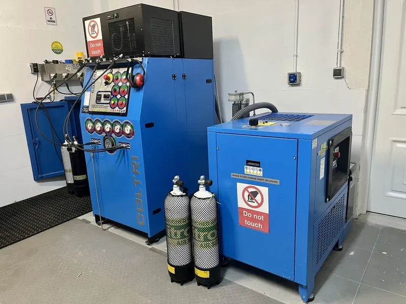 Compresseur de plongée bleu Coltri avec trois bouteilles d'air comprimé
