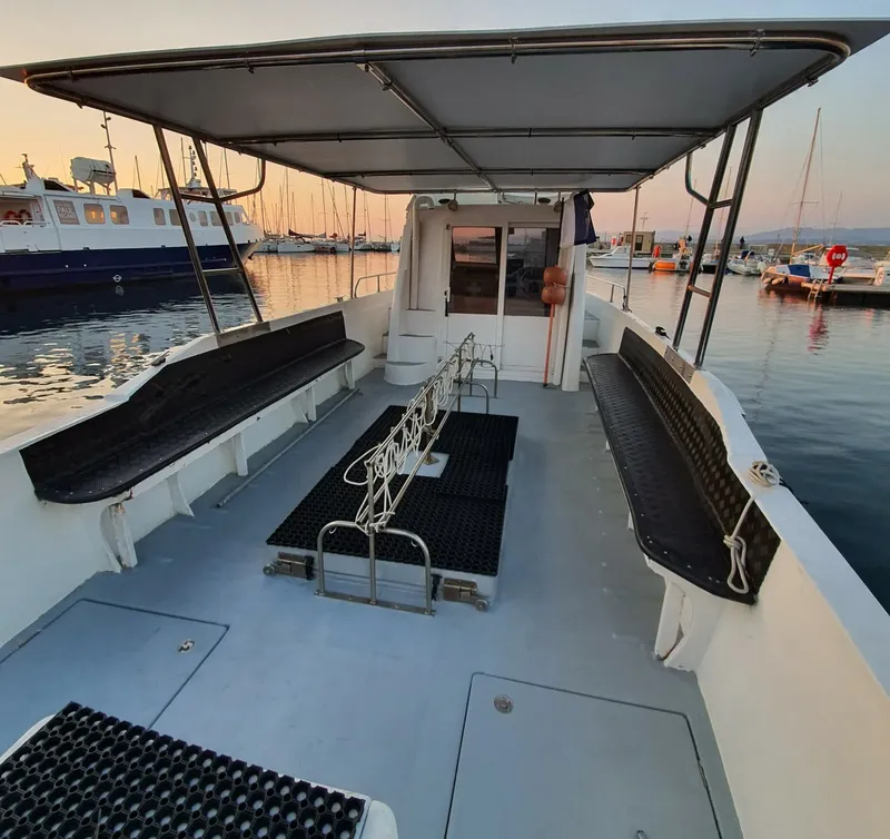 Intérieur d'un bateau de plongée avec des sièges et des supports