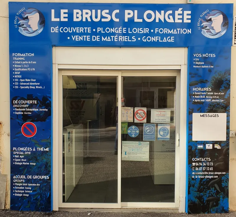 Façade d'un centre de plongée avec informations sur les formations et services