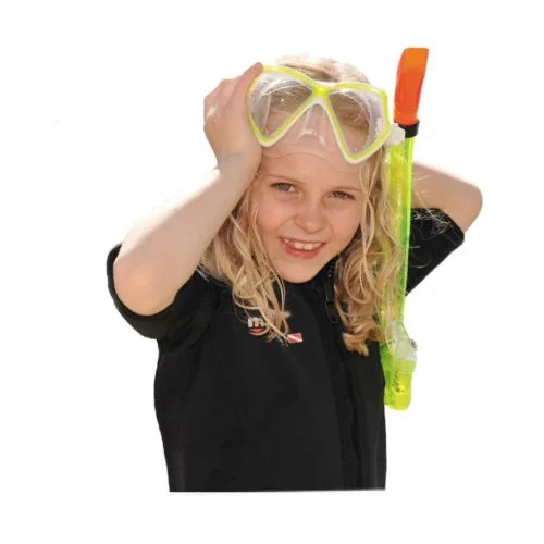 Jeune fille souriante avec masque et tuba sur fond blanc