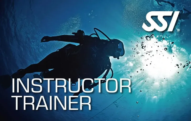 Plongeur en formation, lumière vive, logo SSI, ambiance sous-marine
