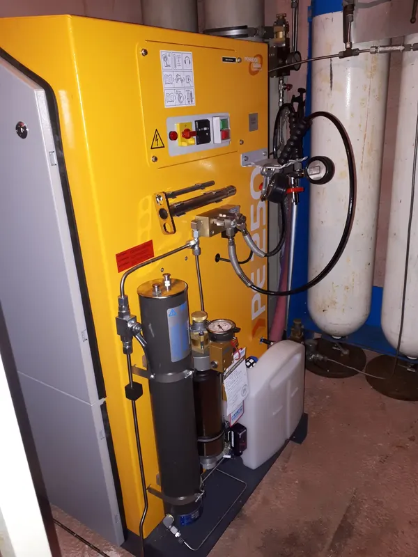 Compresseur de plongée jaune avec tuyaux et filtres, équipement technique
