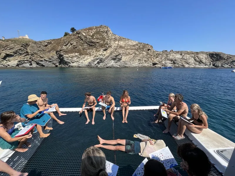 Groupe de personnes sur un bateau en mer, journée ensoleillée