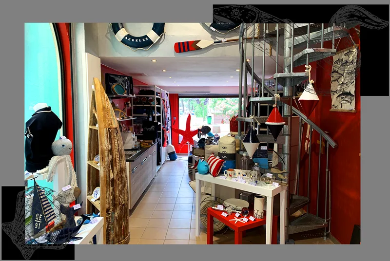Intérieur d'une boutique de plongée avec décoration marine et objets divers