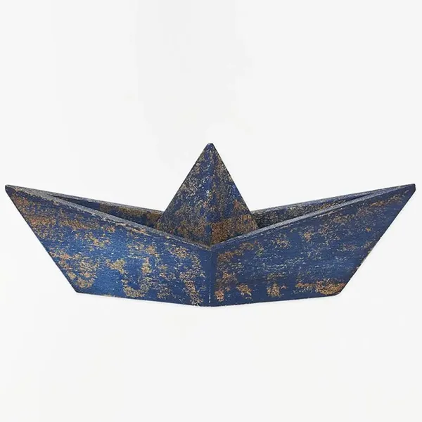 Petit bateau en papier bleu et or sur fond blanc