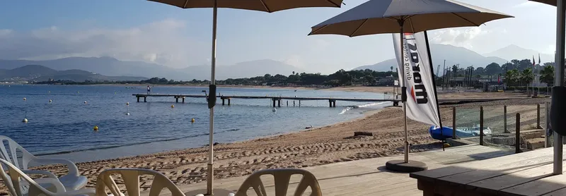 Vue sur la mer, un ponton et un drapeau publicitaire