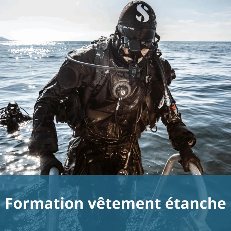 Plongeur en combinaison étanche évolue dans une eau claire et bleue