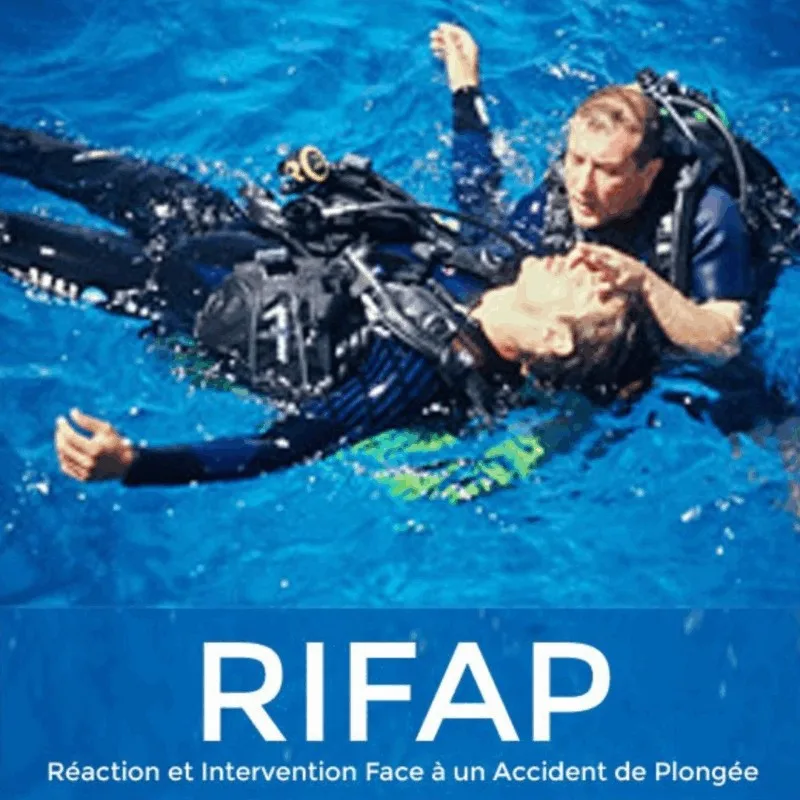 Plongeur en formation avec son équipement dans une piscine bleue