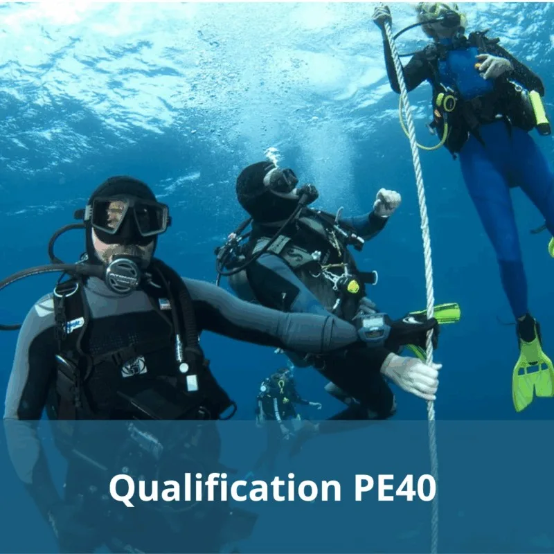 Trois plongeurs en formation sous-marine avec une ligne de sécurité bleue