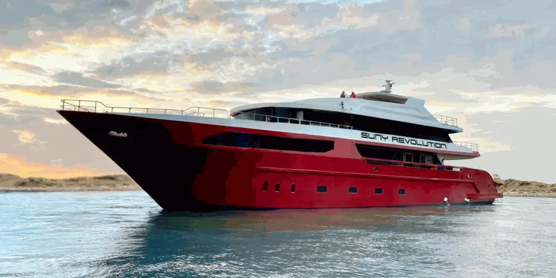Grand bateau de croisière rouge et blanc naviguant sur l'eau calme