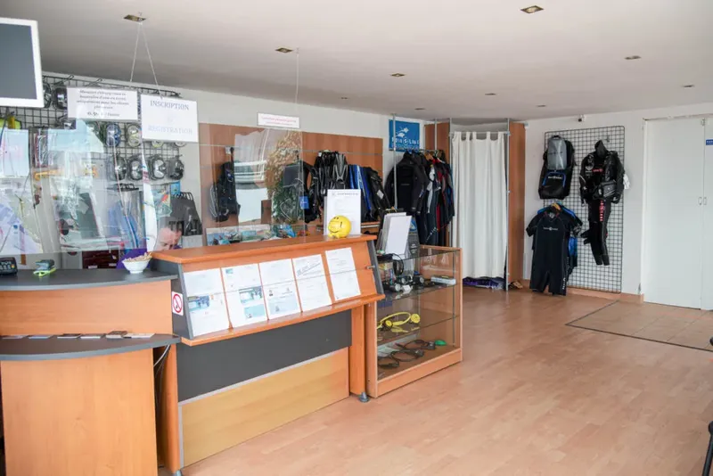 Comptoir d'accueil d'un centre de plongée avec équipement visible