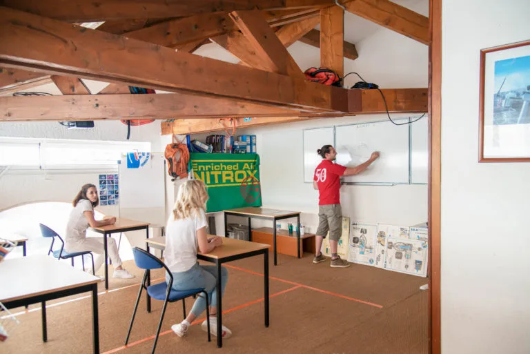 Cours de plongée en intérieur avec un instructeur et des élèves
