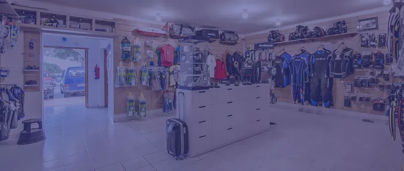 Boutique de plongée avec équipements, combinaisons et accessoires exposés