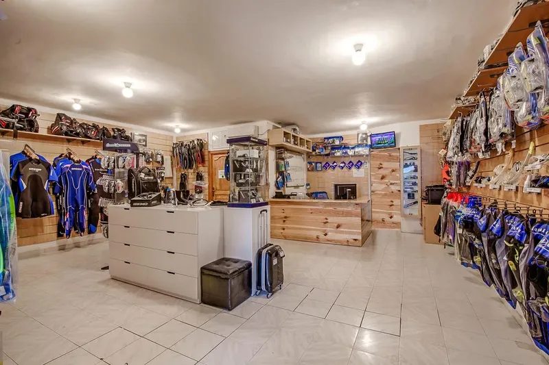 Intérieur d'un magasin de plongée avec équipements et comptoir d'accueil