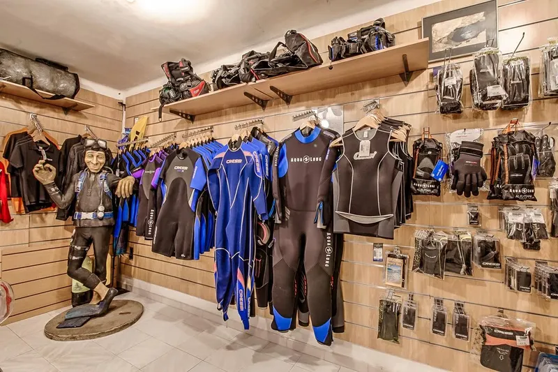 Equipement de plongée complet exposé dans un magasin, combinaisons et accessoires
