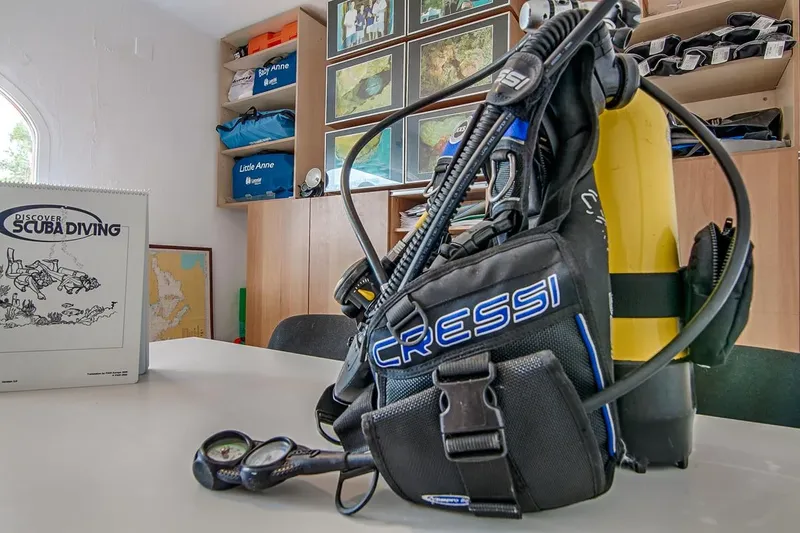 Equipement de plongée complet avec détendeur, gilet et manomètre sur table
