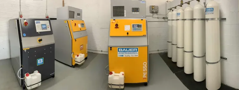 Compresseurs et rangée de bouteilles de plongée dans un local technique
